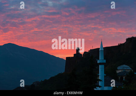 Lever du soleil sur l'horloge, citadelle, château et mosquée de Gjirokastre dans la montagne, site du patrimoine mondial de l'UNESCO, de l'Albanie Banque D'Images