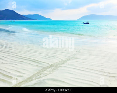 Le lever du soleil sur la mer. Banque D'Images
