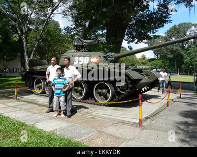 Fichier - Un fichier photo datée du 16 juillet 2011 montre les Vietnamiens posant devant un réservoir nord-vietnamiens au Palais de l'indépendance à Ho Chi Minh City, Vietnam. L'armée vietnamienne du nord tank est écrasé par les portes du palais le 30 avril 1975, portant sur la fin de la régime sud-vietnamien et la guerre du Vietnam. Photo : Christiane Oelrich/dpa Banque D'Images