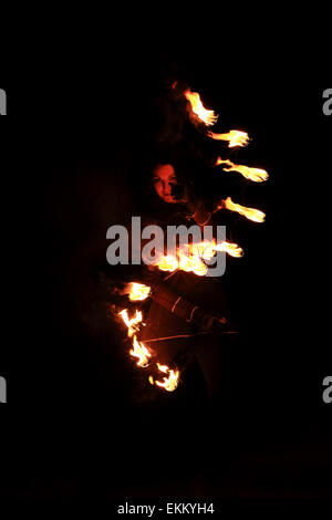 Femme tient dans sa main le feu. Banque D'Images