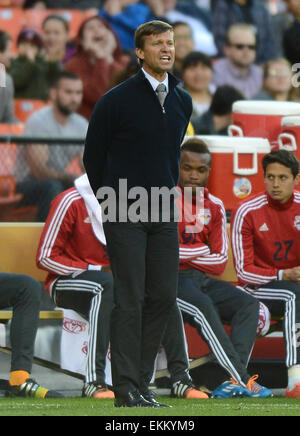 Washington, DC, USA. Apr 11, 2015. New York Red Bulls l'entraîneur-chef Jesse Marsch watches action contre D.C. United dans la première moitié au RFK Stadium de Washington. United et les Red Bulls à égalité, 2-2. Credit : Chuck Myers/ZUMA/Alamy Fil Live News Banque D'Images