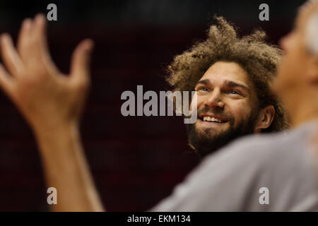 Portland, Oregon, USA. 11 avril, 2015. ROBIN LOPEZ (42) se réchauffe. Les Portland Trail Blazers jouer les Utah Jazz lors de la Moda Center le 11 avril 2015. Crédit : David Blair/ZUMA/Alamy Fil Live News Banque D'Images