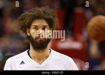 Portland, Oregon, USA. 11 avril, 2015. ROBIN LOPEZ (42) se réchauffe. Les Portland Trail Blazers jouer les Utah Jazz lors de la Moda Center le 11 avril 2015. Crédit : David Blair/ZUMA/Alamy Fil Live News Banque D'Images