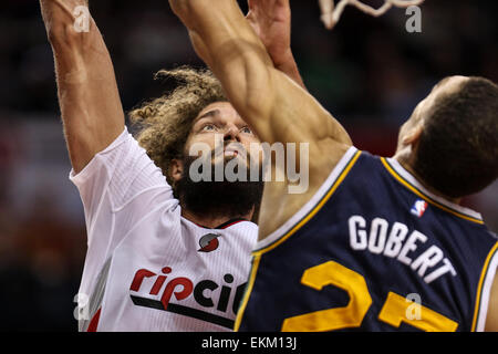 Portland, Oregon, USA. 11 avril, 2015. ROBIN LOPEZ (42) disques durs au cerceau. Les Portland Trail Blazers jouer les Utah Jazz lors de la Moda Center le 11 avril 2015. Crédit : David Blair/ZUMA/Alamy Fil Live News Banque D'Images