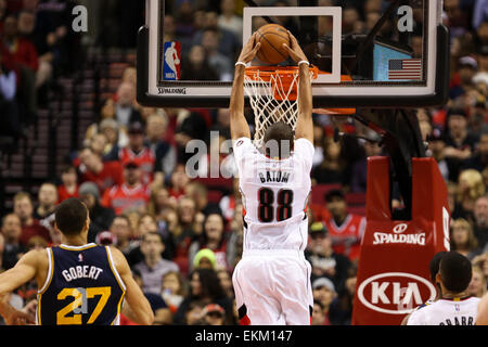 Portland, Oregon, USA. 11 avril, 2015. NICOLAS BATUM (88) dunks la balle. Les Portland Trail Blazers jouer les Utah Jazz lors de la Moda Center le 11 avril 2015. Crédit : David Blair/ZUMA/Alamy Fil Live News Banque D'Images