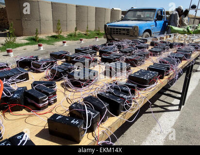 D'Helmand. Apr 11, 2015. Photo prise le 11 avril 2015 montre des engins explosifs capturés par la police frontalière afghane de militants talibans dans la province de Helmand. © Safdare/Xinhua/Alamy Live News Banque D'Images