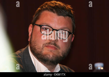 Casoria, Italie. Apr 11, 2015. Vincenzo De Luca, Maire de Salerne se réunit avec les dirigeants du Parti démocratique les électeurs avant les élections du 31 mai, pour contester Stefano Caldoro à la présidence de Sainte-Lucie, expliquant le programme électoral de l'auditoire a trébuché en San Martín de la municipalité de la province de Naples, avec les autres dirigeants de la DP de la Campanie. © Salvatore Esposito/Pacific Press/Alamy Live News Banque D'Images