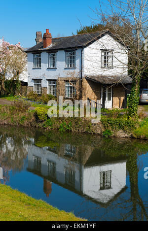 Une maison reflète dans la rivière Flèche à Eardisland, Herefordshire, Angleterre. Banque D'Images