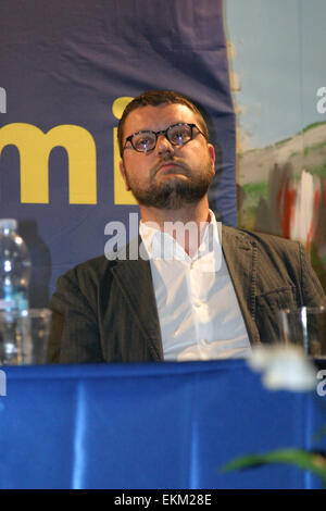 Casoria, Italie. Apr 11, 2015. Vincenzo De Luca, Maire de Salerne se réunit avec les dirigeants du Parti démocratique les électeurs avant les élections du 31 mai, pour contester Stefano Caldoro à la présidence de Sainte-Lucie, expliquant le programme électoral de l'auditoire a trébuché en San Martín de la municipalité de la province de Naples, avec les autres dirigeants de la DP de la Campanie. © Salvatore Esposito/Pacific Press/Alamy Live News Banque D'Images