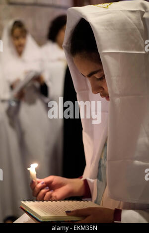 Adorateur Copte Orthodoxe priant pendant le Vendredi saint procession à l'intérieur de l'église du Saint-Sépulcre dans la vieille ville de Jérusalem Israël Banque D'Images