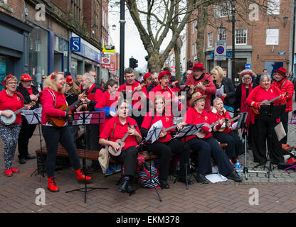 L'Uke de la communauté, une Communauté basée sur Shrewsbury Ukulele group, prenant part à la Big Busk, Shrewsbury, Shropshire, Angleterre Banque D'Images