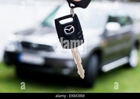 Sombor, Serbie - Avril 6 E,2015 : séance photo de différentes clés de voiture;main tenant une clé de voiture avec Mazda Mazda sport utilitaire veh Banque D'Images