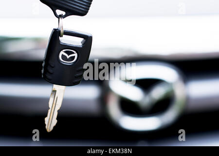 Sombor, Serbie - Avril 6 E,2015 : séance photo de différentes clés de voiture;main tenant une clé de voiture avec Mazda Mazda signer dans le dos Banque D'Images