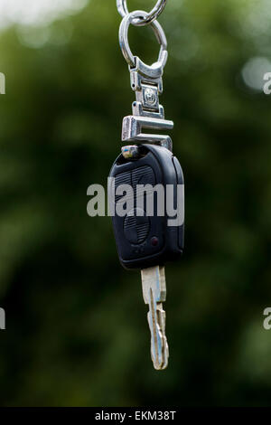 Sombor, Serbie - Avril 6 E,2015 : séance photo de différentes clés de voiture;clé de voiture de BMW 5 main tenant en l'air avec la nature b Banque D'Images