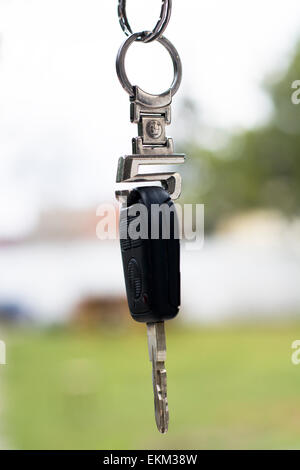Sombor, Serbie - Avril 6 E,2015 : séance photo de différentes clés de voiture;clé de voiture de BMW 5 main tenant en l'air avec la nature b Banque D'Images