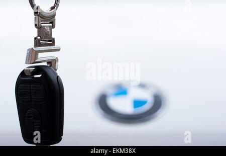 Sombor, Serbie - Avril 6 E,2015 : séance photo de différentes clés de voiture;clé de voiture de BMW 5 main tenant en l'air avec blanc BM Banque D'Images