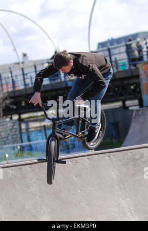 Southport, Merseyside, 11 avril, 2015. Le Plan Local a été approuvé par le Conseil pour la publication entre le vendredi 30 janvier au vendredi 27 mars 2015 pour une demande d'un nouveau projet en cours Southport Skatepark construit sur le front de mer de près le même emplacement que l'établissement Surf solide qui est gratuit. C'est courts avec des équipements pour les BMX, 24, 26, Skateboard, rollers conçu avec un 4 quarts, une colonne vertébrale un half pipe et un plaisir fort. Trois nouveaux skateparks doivent être construits à Liverpool cette année à la suite d'un financement de 1,5 M € pour les jeunes. Banque D'Images