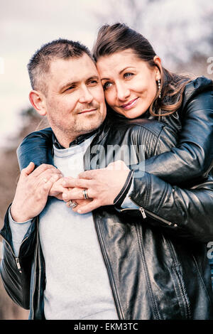 Couple d'âge moyen sur la plage Banque D'Images