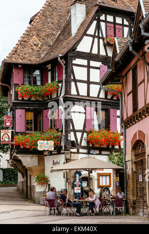 Café en plein air sur la Place de l'Etoile, Obernai, Alsace, France Banque D'Images