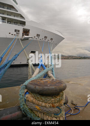 Bateau de croisière Celebrity Equinox front end, prises à partir de la fin de l'amarres à vers le haut. Banque D'Images