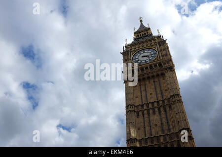 Big Ben London UK Angleterre contre un ciel nuageux ciel bleu Banque D'Images