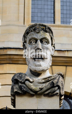 L'un des chefs de l'empereur à l'extérieur du Théâtre Sheldonian, Broad Street, Oxford, Royaume-Uni Banque D'Images