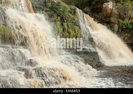 Crammel cascade Linn sur la rivière Irthing près de Gilsland et sur la frontière de Northumberland et Cumbria Banque D'Images