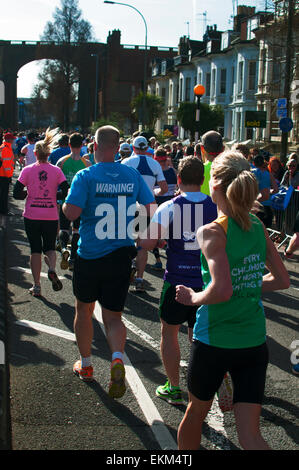 Brighton, UK. 12 avril, 2015. Preston Park rubrique coureurs passé le viaduc du Brighton Crédit Marathon : Miguel Lopez Sanchez/Alamy Live News Banque D'Images