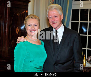 L'ancien Président des États-Unis Bill Clinton et de la secrétaire d'Etat américaine Hillary Rodham Clinton posent pour une photo pendant qu'ils attendent pour les sept lauréats du Kennedy Center Honors 2012 de poser pour une photo à la suite d'un dîner organisé par la secrétaire d'Etat au Département d'État des États-Unis à Washington, DC le Samedi, Décembre 1, 2012. Les lauréats 2012 sont Buddy Guy, l'acteur Dustin Hoffman, l'hôte en fin de soirée David Letterman, danseur, Natalia Makarova et le groupe de rock britannique Led Zeppelin (Robert Plant, Jimmy Page et John Paul Jones).Credit : Ron Sachs/CNP/photo alliance Banque D'Images