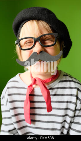Enfant rire dressing up pour un projet d'école de jour en français Banque D'Images