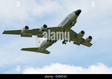 Vue de dessous de la Royal Air Force RC-135 Rivet la surveillance conjointe d'atterrissage de l'avion Banque D'Images