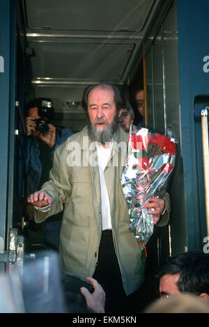 Romancier russe Prix Nobel Alexandre Soljenitsyne salue des bienfaiteurs après son arrivée en train de retourner à sa patrie le 5 juin, 1994 à Khabarovsk, Russie. Soljenitsyne a été expulsé de l'Union soviétique en 1974 mais est revenu après la chute de l'Union soviétique. Banque D'Images