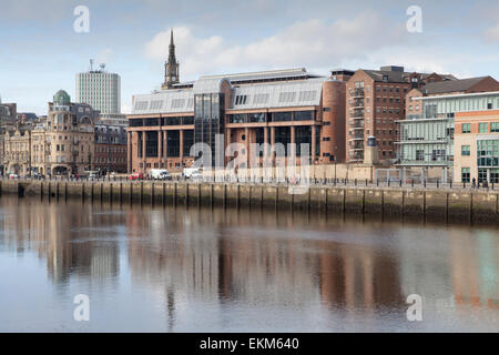 L'état des bâtiments des tribunaux à Newcastle upon Tyne vous asseoir sur les rives de la rivière Tyne Banque D'Images