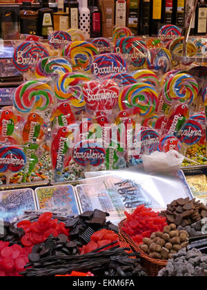 Un écran de bonbons dans un marché sur les Ramblas à Barcelone, Espagne. Banque D'Images