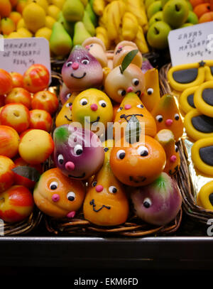 Un écran de bonbons dans un marché sur les Ramblas à Barcelone, Espagne. Banque D'Images