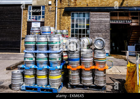 Metal beer barriques et tonneaux empilés sur des palettes en bois à l'extérieur de la Nelson Brewery, Cran-gevrier, Kent Banque D'Images