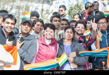 Hanovre, Allemagne. Apr 12, 2015. Attendre l'arrivée d'Indiens de l'Indian Premier ministre Narendra Modi, à Hanovre, Allemagne, 12 avril 2015. Le PM indien ouvre la foire industrielle Hannover le dimanche soir. Photo : HAUKE-CHRISTIAN DITTRICH/dpa/Alamy Live News Banque D'Images