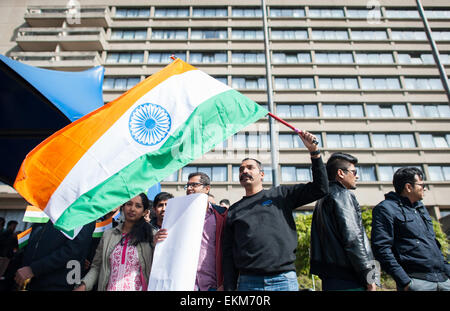 Hanovre, Allemagne. Apr 12, 2015. Attendre l'arrivée d'Indiens de l'Indian Premier ministre Narendra Modi, à Hanovre, Allemagne, 12 avril 2015. Le PM indien ouvre la foire industrielle Hannover le dimanche soir. Photo : HAUKE-CHRISTIAN DITTRICH/dpa/Alamy Live News Banque D'Images