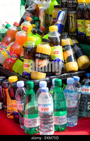 Des boissons non alcoolisées en vente à un burger Bar Banque D'Images