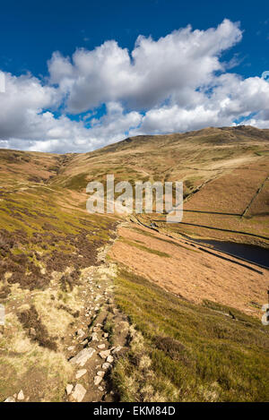 Sentier en direction de William Clough et Kinder Scout sur une journée de printemps ensoleillée dans le Peak District hills. Banque D'Images