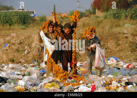 Islamabad, Pakistan. Apr 12, 2015. Les garçons pakistanais jouer à un dépotoir à Islamabad, Pakistan, le 12 avril 2015. © Saadia Seher/Xinhua/Alamy Live News Banque D'Images