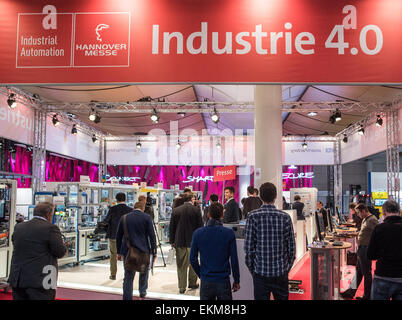 Hanovre, Allemagne. Apr 12, 2015. Le lettrage "Industrie 4.0" est présenté sur le stand de The SmartFactory à Hanovre salon de Hanovre, Allemagne, 12 avril 2015. La foire industrielle se déroule du 13 avril au 17 avril 2015. Photo : SPATA OLE/dpa/Alamy Live News Banque D'Images