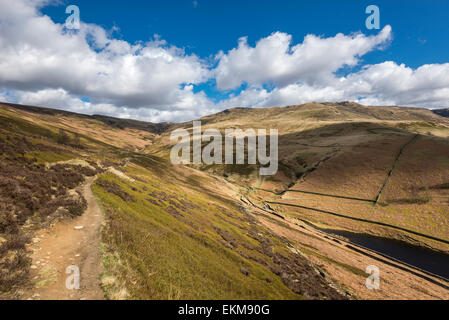 Vue de William Clough, l'une des routes jusqu'à Kinder scout dans le Peak District. Une journée de printemps ensoleillée dans le Derbyshire hills. Banque D'Images