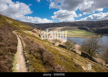 Sentier au-dessus du réservoir de Kinder dans le Peak District avec vues à Kinder Scout. Banque D'Images