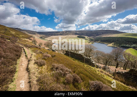 Sentier au-dessus du réservoir de Kinder sur une journée de printemps ensoleillée. Une belle place dans le Peak District pour la marche dans les collines. Banque D'Images