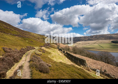 Sentier au-dessus du réservoir de Kinder près de fauche dans le Peak District. Un jour de printemps ensoleillé avec des nuages au-dessus. Banque D'Images