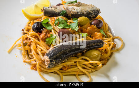 Spaghetti aux sardines et olives, un plat sicilien classique Banque D'Images