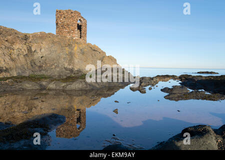 Lady's Tower reflète dans un bassin de marée, Elie, Fife, Scotland, UK Banque D'Images