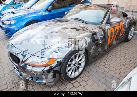 Saint-pétersbourg, Russie - le 11 avril 2015 : BMW Z4 roadster voiture avec des couleurs de camouflage se stratifie sur rue Banque D'Images