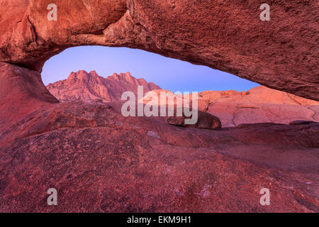 Spitzkoppe rock arch, au crépuscule, en Namibie. Banque D'Images